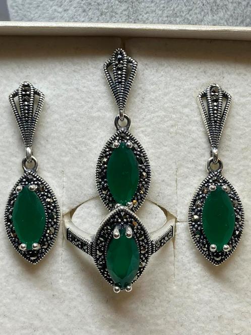 Zilveren sieraden setje met smaragd, Handtassen en Accessoires, Oorbellen, Nieuw, Knopjes of Stekers, Zilver, Groen, Met edelsteen