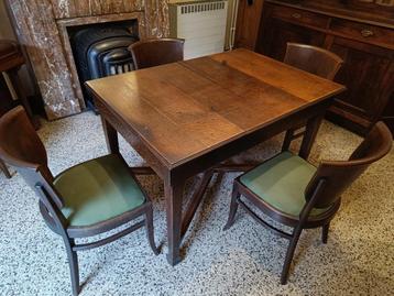 oude antieke boeren tafel met gratis stoelen