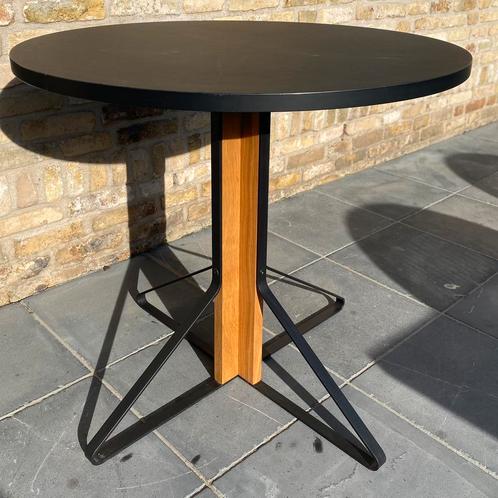 Table design ronde Artek diamètre 80 avec 2 chaises, Maison & Meubles, Tables | Tables mange-debout, Utilisé, Enlèvement