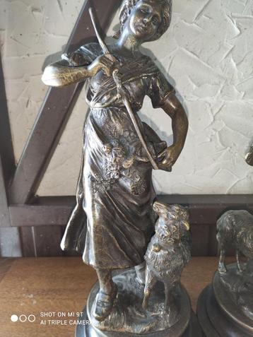 des statuettes en bronze.