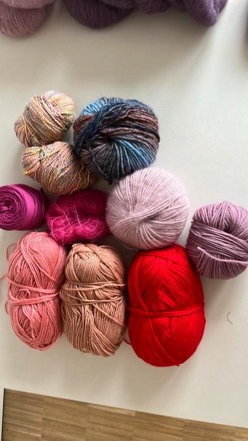 Lot wol diverse kleuren en materialen, Hobby & Loisirs créatifs, Tricot & Crochet, Comme neuf, Tricot ou Crochet, Enlèvement ou Envoi