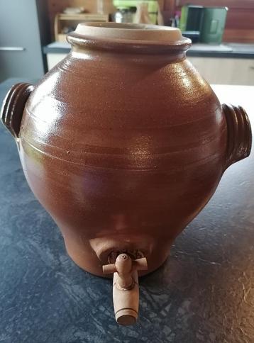 Deux pots en grès ancien : un vinaigrier et un pot Steinzeug