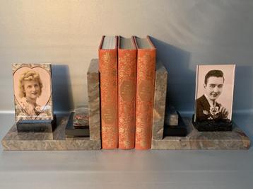 Art Deco Boekensteunen in marmer met fotokader