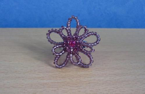 Zilverkleurige bloem ring met roze-paarse parels, Bijoux, Sacs & Beauté, Bagues, Rose, Enlèvement ou Envoi