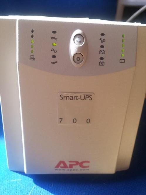 UPS APC SMART UPS 700 / 450W nieuwe batterijen, Computers en Software, Noodvoedingen (UPS), Gebruikt, Ophalen of Verzenden