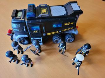 Voiture de police Playmobil avec 7 figurines