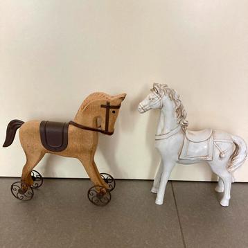 2 decoratieve paardjes/beeldjes uit hout