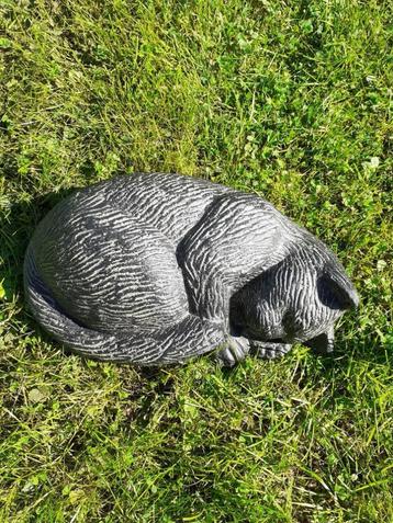 Chat endormi en pierre patinée 