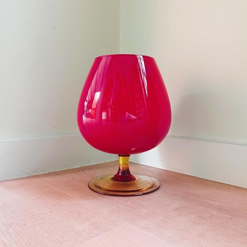 Vintage rode glazen vaas cognacglas vorm, Huis en Inrichting, Woonaccessoires | Vazen, Rood, Glas, Ophalen