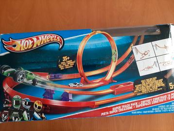 Hot Wheels, 3 starters met baan of looping. +5 jaar.