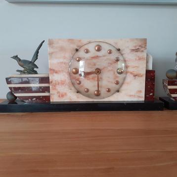 Horloge, marbre rouge de Belgique, vintage avec 2 supports à