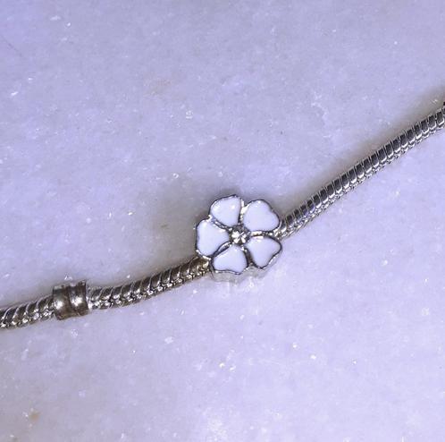 Charm Bedel voor bedelarmband witte bloem met diamantje, Bijoux, Sacs & Beauté, Bracelets à breloques, Neuf, Autres marques, Autres matériaux