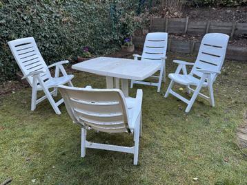 Om weg te geven: tuintafel en stoelen