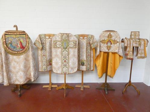 Prachtig set religieuze kledij met overvloedig borduurwerk, Antiquités & Art, Antiquités | Objets religieux, Enlèvement