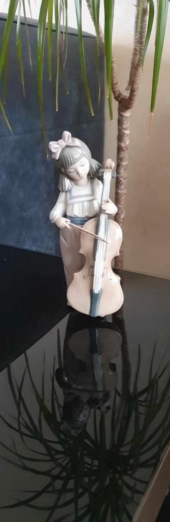 Prachtige Lladro Beeld. " Girl with cello ".  