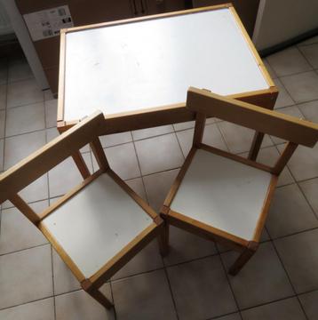 Table et deux chaises enfants