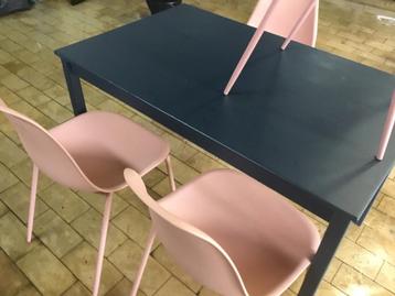 Tafel met 4 roze stoelen