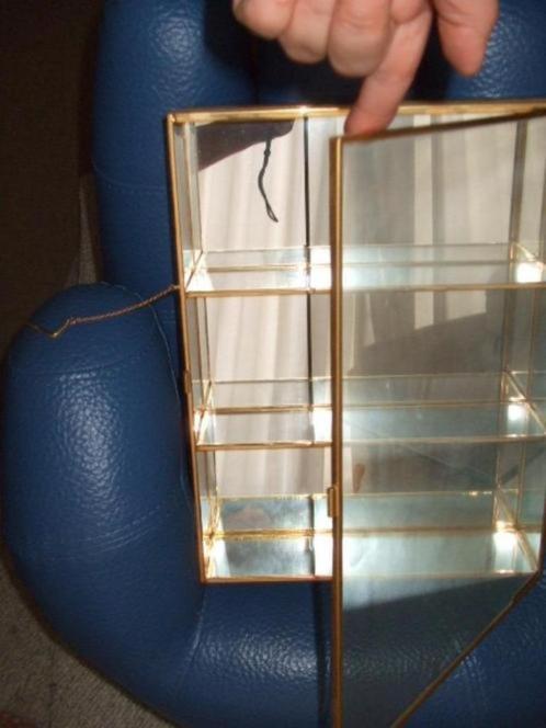 une vitrine pour les miniatures swarovski 24K gold plated, Maison & Meubles, Armoires | Vitrines, Verre, Enlèvement ou Envoi