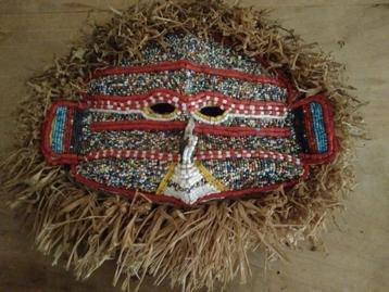  Ancien masque perlé africain.