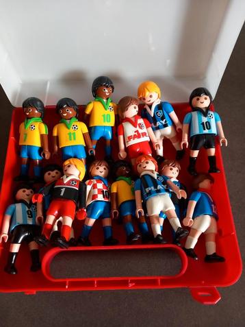Boîte de 14 poupées Playmobil pour 5€ (1 garçon à part = 1€)