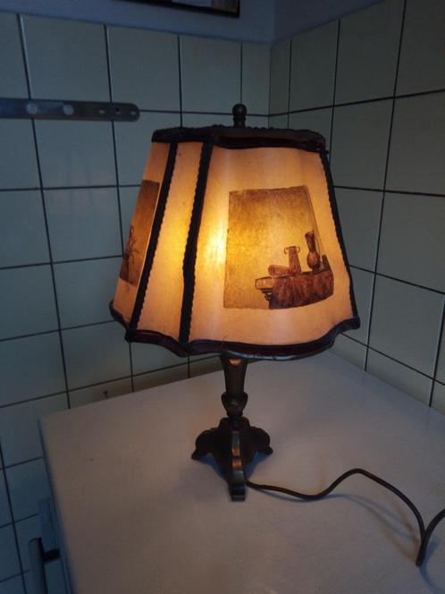 Te koop mooi oud antiek tafellampje, koper gespannen huid!, Maison & Meubles, Lampes | Lampes de table, Utilisé, Moins de 50 cm