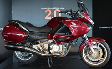 Honda Deauville 700 moto de tourisme idéale pour les déplace