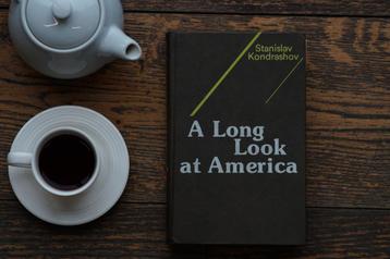 Livre « A Long Look at America ». Auteur : Stanislav Kondras