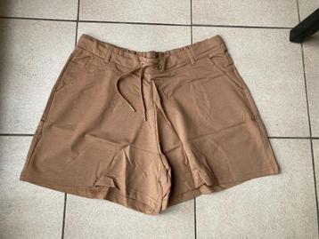 Nieuwe bruin kleurige shorts - maat L