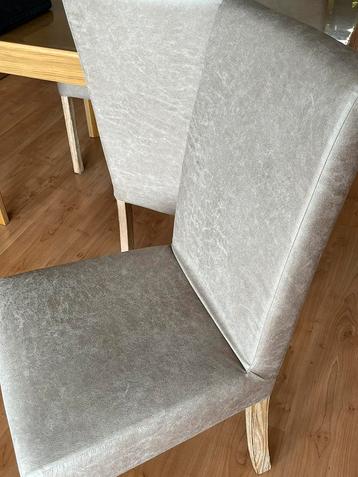 2 chaises en pin blanchi avec housse en microsuede