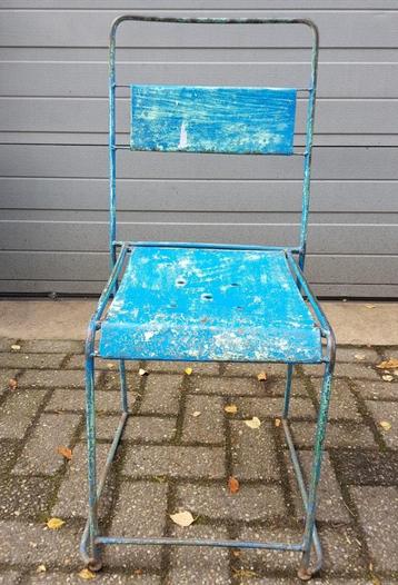 Industriele retro vintage metalen stoelen stapelbaar blauw