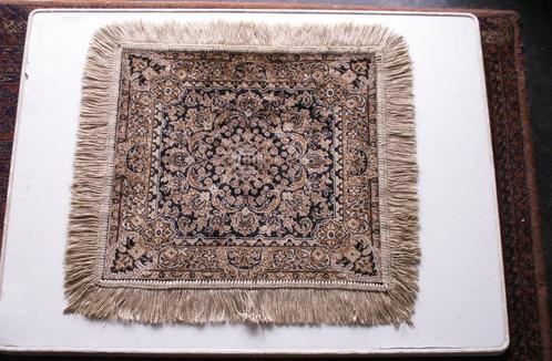 Tapis rectangulaire en soie, avec bordure dorée, 45/41 cm., Antiquités & Art, Tapis & Textile, Enlèvement ou Envoi