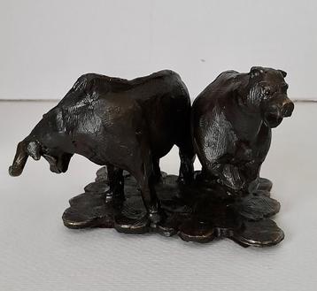 Groupe en bronze représentant une vache et un ours