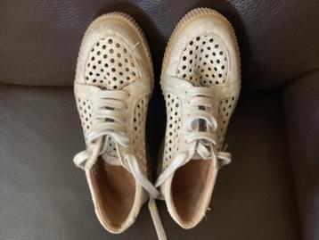 Beige vetersneaker met leer gevoerd 