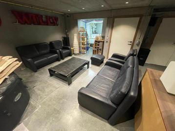Lederen salon: 3-zit + 2-zit + 2 x 1-zit + poef + salontafel