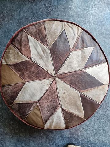 Pouf artisanal en cuir brun et blanc cassé 55 x 20 cm
