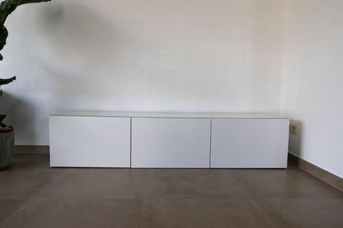 IKEA BESTÅ TV meubel met deuren (wit), Maison & Meubles, Armoires | Mobilier de télévision, Comme neuf, Moins de 100 cm, 150 à 200 cm