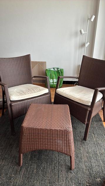 GRATIS twee rieten stoelen en tafeltje