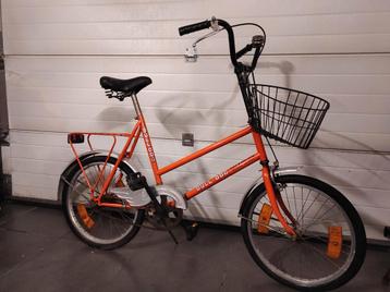 Leuke retro fiets met traprem en fietsmand