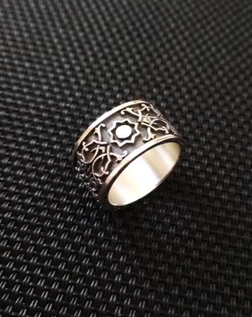 Zilveren ring met een prachtig patroon  