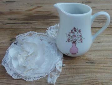 Frans wit porseleinen melkkannetje, roze vaasje, bloemen