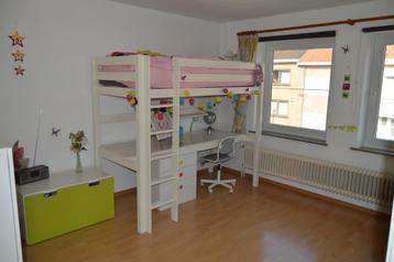 Stapelbed met bureau