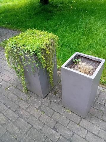 Mooie vierkante hoge plantenbakken (buiten)