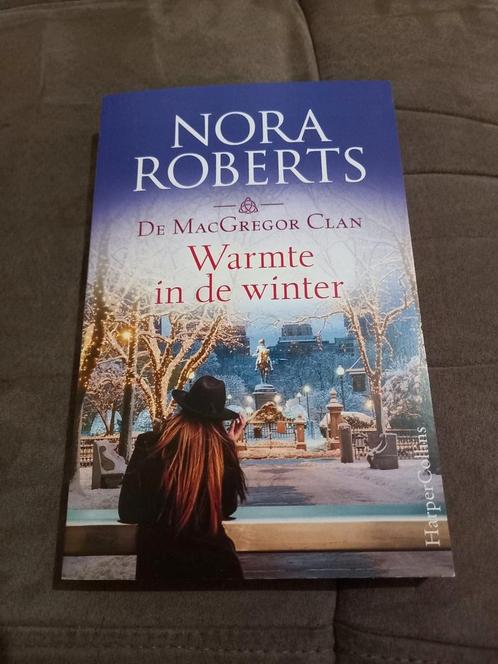Nora Roberts - Warmte in de winter, Livres, Romans, Comme neuf, Amérique, Enlèvement ou Envoi