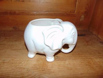 Retro bloempot olifant