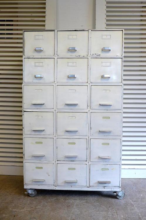 Belle armoire à tiroirs en métal industriel blanc gris, Maison & Meubles, Armoires | Commodes, Utilisé, 100 à 150 cm, 50 à 100 cm