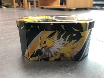 doos Pokemon met 21 kaarten, een munt, een mini figuur