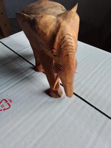Jolie sculture en forme d’elephant en bois africain  
