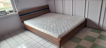 Gratis af te halen bed 1.60 op 2 m met lattenbodem en matras