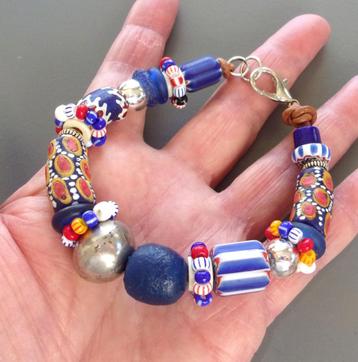 Bracelet femme sur cuir perles de troc bleu Dogon anciennes