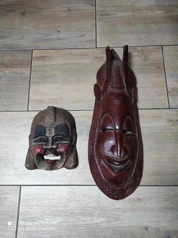 2 masques en bois